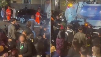 Difende le figlie, viene aggredito da una decina di ragazzini. Poi viene investito da un camion dei rifiuti