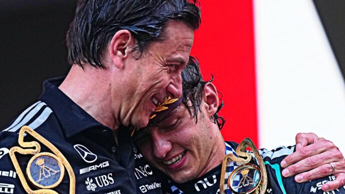 “Gli metterò un cuscino sotto il sedere”: Toto Wolff prende in giro Antonelli, a Singapore ha rischiato la penalità