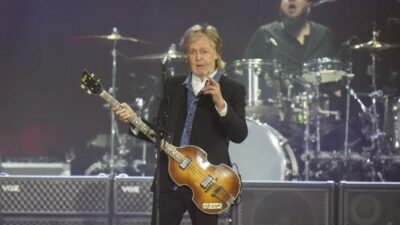 Copertina di “Ricordo la mia nascita. C’erano piastrelle bianche e un rumore fortissimo perché sono nato con il forcipe. Hanno dovuto tirarmi fuori”: lo rivela Paul McCartney