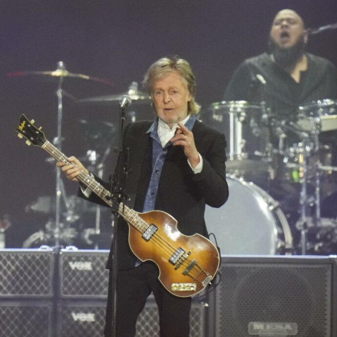 “Ricordo la mia nascita. C’erano piastrelle bianche e un rumore fortissimo perché sono nato con il forcipe. Hanno dovuto tirarmi fuori”: lo rivela Paul McCartney