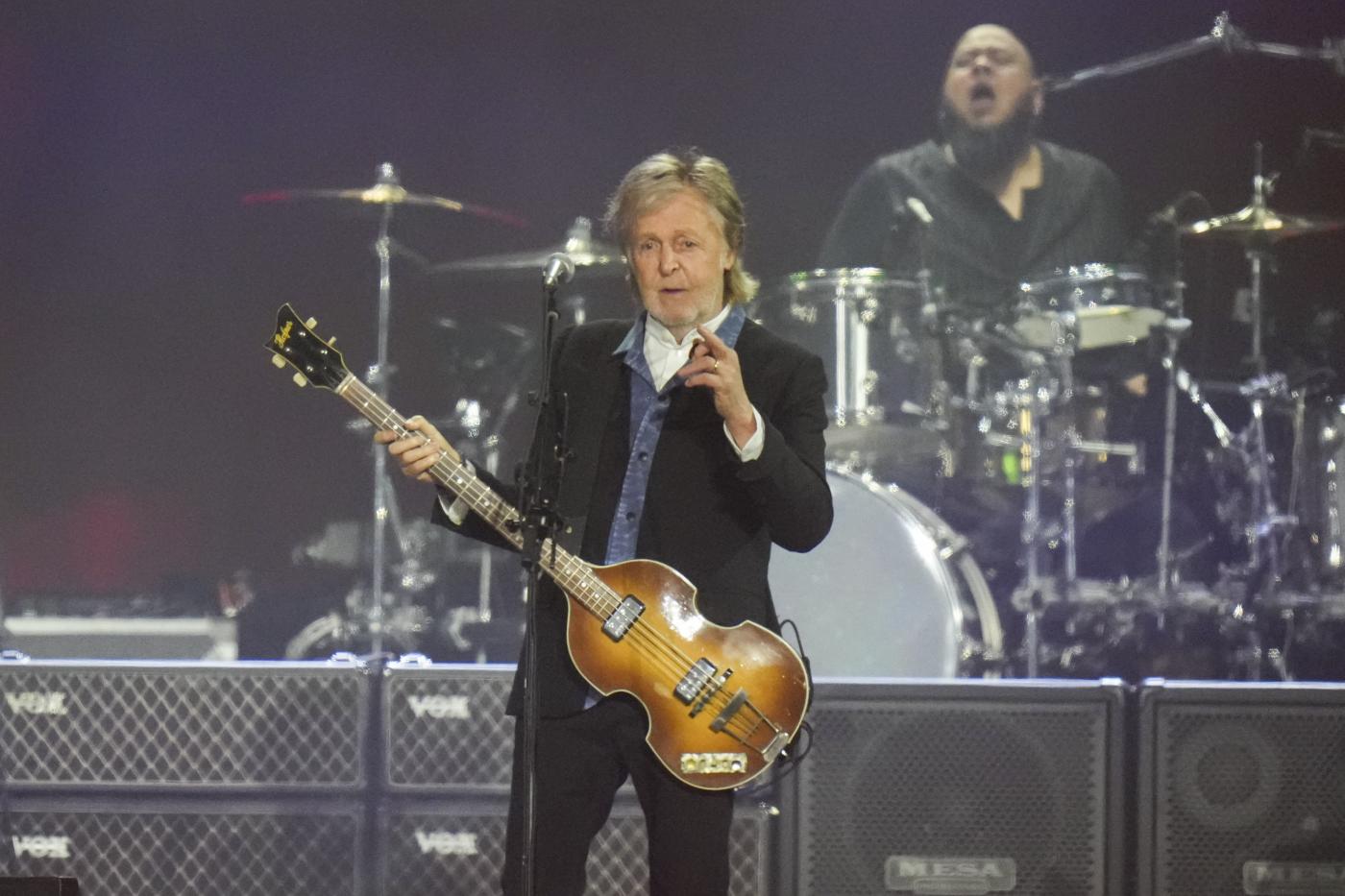 “Ricordo la mia nascita. C’erano piastrelle bianche e un rumore fortissimo perché sono nato con il forcipe. Hanno dovuto tirarmi fuori”: lo rivela Paul McCartney