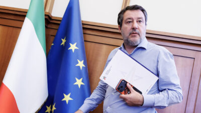 Copertina di Salvini rimette mano al Codice della Strada. Multe, norme per i motociclisti, camion e autobus fino a 70 anni: ecco tutte le novità