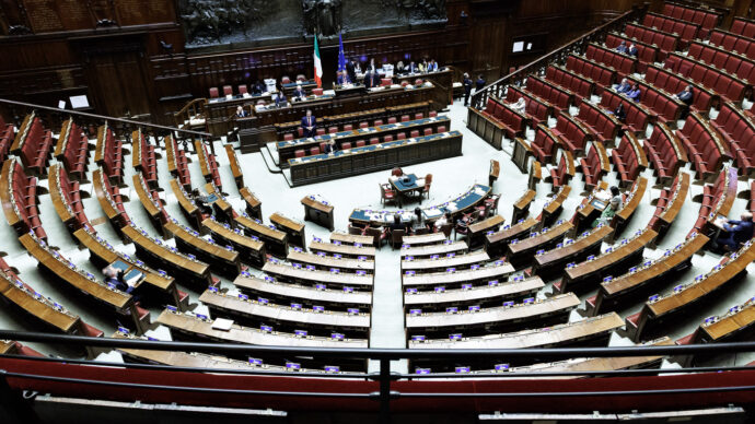 L’Aula vuota mentre parla Giorgetti e la consuetudine della “settimana corta” dei parlamentari: ecco perché nasce (e come viene giustificata)