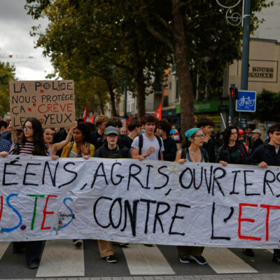 Copertina di Francia, studenti ancora in corteo: “Eravamo più di 400mila”. Appello per unirsi ai gilet gialli il 17 ottobre - Anche Greta Thunberg alle proteste