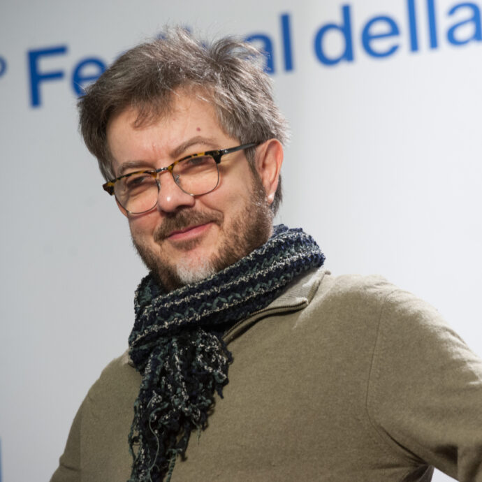 “Dopo la morte del nostro compagno Feiz sono rimasto mesi a letto. Emettevo un ruggito-lamento continuato che ha portato all’abrasione delle corde vocali”: parla Rocco Tanica, ex Elio e le Storie Tese