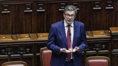 Copertina di Giorgetti illustra il Documento di finanza pubblica di fronte alla Camera vuota: “Saluto i molti deputati presenti”. Poi lo sfogo: “Non vogliono lavorare”