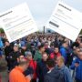 Copertina di Ilva, blocchi degli operai “isolano” la raffineria Eni: “Scali di Bari e Brindisi quasi senza carburante per aerei”