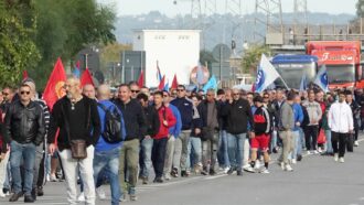Copertina di Ilva, la protesta non si ferma: disagi per i trasporti a Taranto. Salis: “Si lavora a una soluzione per Genova”