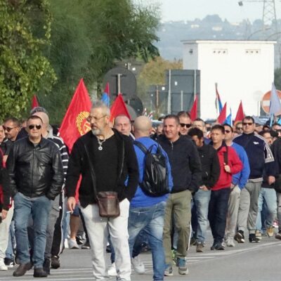 Copertina di All'Ilva è protesta a oltranza: “Altre 48 ore di sciopero”. In tilt trasporti a Taranto. Salis: “Si lavora a soluzione per Genova”