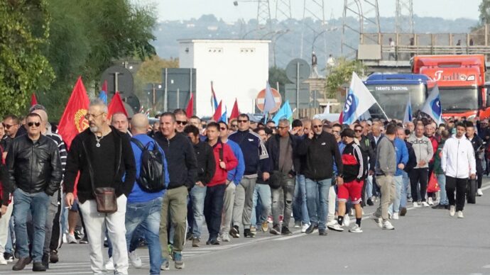 Ilva, la protesta non si ferma: disagi per i trasporti a Taranto. Salis: “Si lavora a una soluzione per Genova”