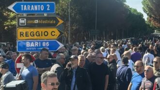 Copertina di Ilva, è protesta a oltranza: “Altre 48 ore di sciopero”. Trasporti in tilt a Taranto. Salis: “Si lavora a soluzione per Genova”