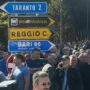 Copertina di Ilva, è protesta a oltranza: “Altre 48 ore di sciopero”. Trasporti in tilt a Taranto. Salis: “Si lavora a soluzione per Genova”
