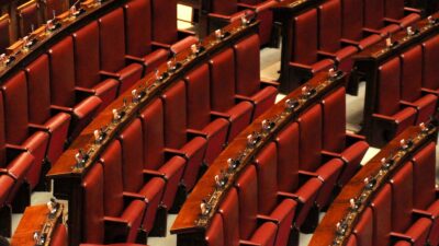 Copertina di L’Aula vuota mentre parla Giorgetti e la consuetudine della “settimana corta” dei parlamentari: ecco perché nasce (e come viene giustificata)