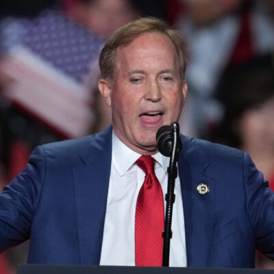 Copertina di Capodanno a Dubai con l’amante e due latitanti: nuovo scandalo per Ken Paxton, candidato da Trump in Texas