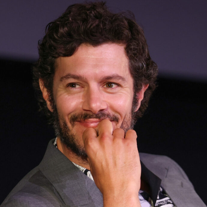 “Per far durare un matrimonio 12 anni serve umiltà. È più facile avere sempre ragione quando sei single”: Adam Brody si racconta e torna con “Nobody Wants This 3”