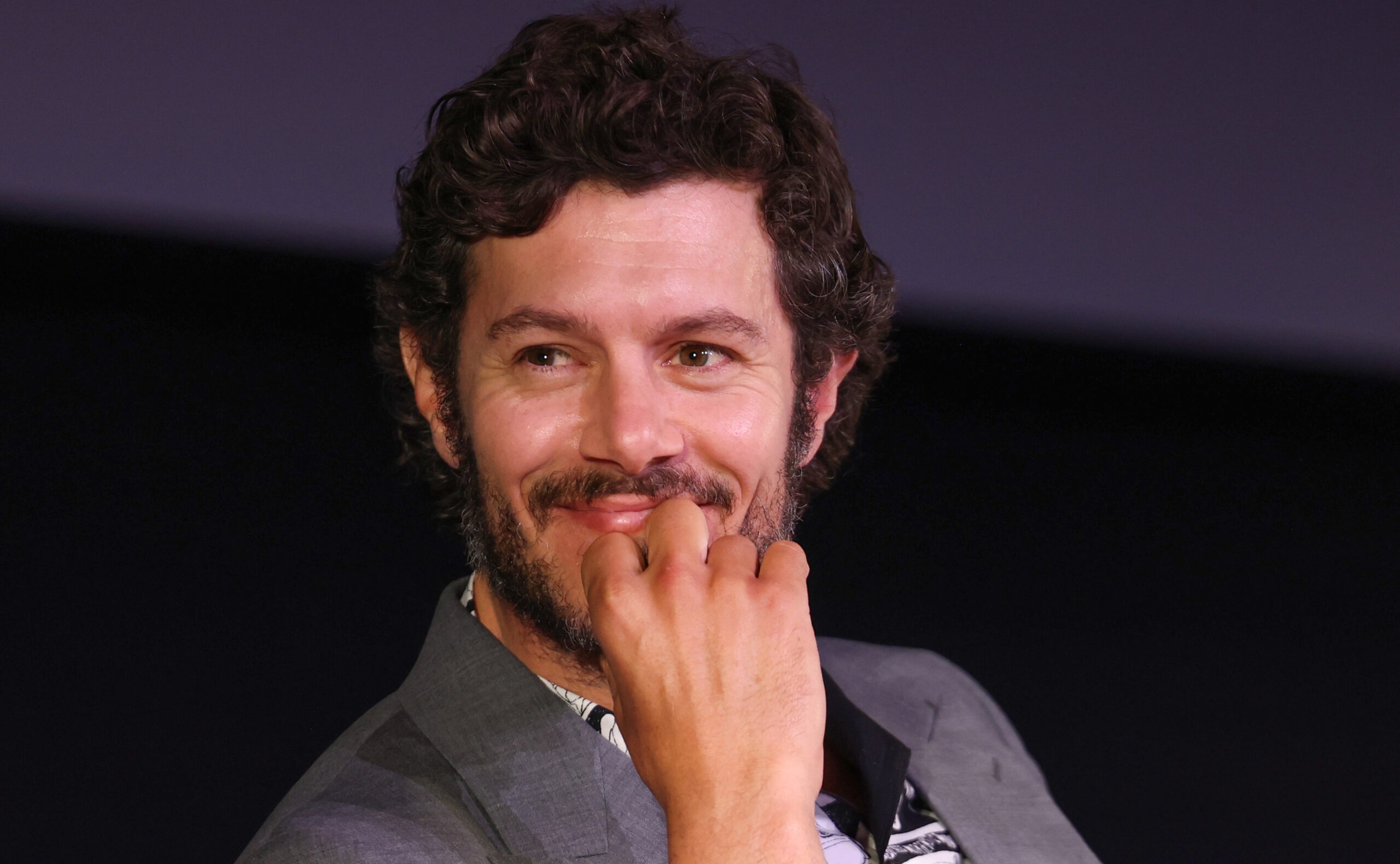 “Per far durare un matrimonio 12 anni serve umiltà. È più facile avere sempre ragione quando sei single”: Adam Brody si racconta e torna con “Nobody Wants This 3”
