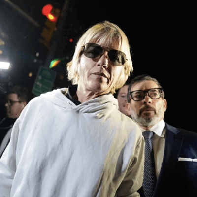 Copertina di Morsi, calci e urla durante un volo: Selma Blair arrestata per aver tentato di aprire una porta dell’aereo e di aver aggredito due assistenti. L’attrice si dichiara non colpevole