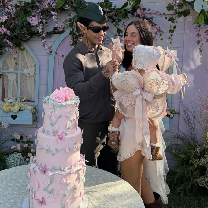 “Va bene che sono elfo, ma sto swaggando”: anche Tony Effe si adegua al dress code imposto per il primo compleanno di sua figlia Priscilla