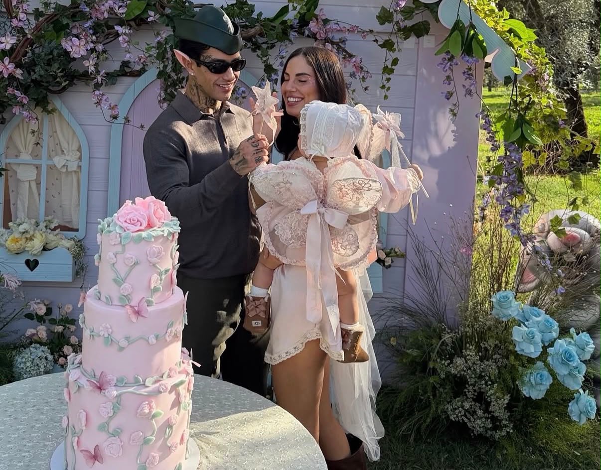 “Va bene che sono elfo, ma sto swaggando”: anche Tony Effe si adegua al dress code imposto per il primo compleanno di sua figlia Priscilla