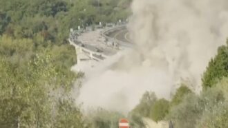 Un boato e crollano 13 campate del viadotto: l'esplosione controllata di Anas a Orte (Viterbo)