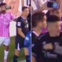 Copertina di Putiferio in Argentina: il Var non c’è, il calciatore porta all’arbitro uno smartphone in campo e lui annulla il rigore