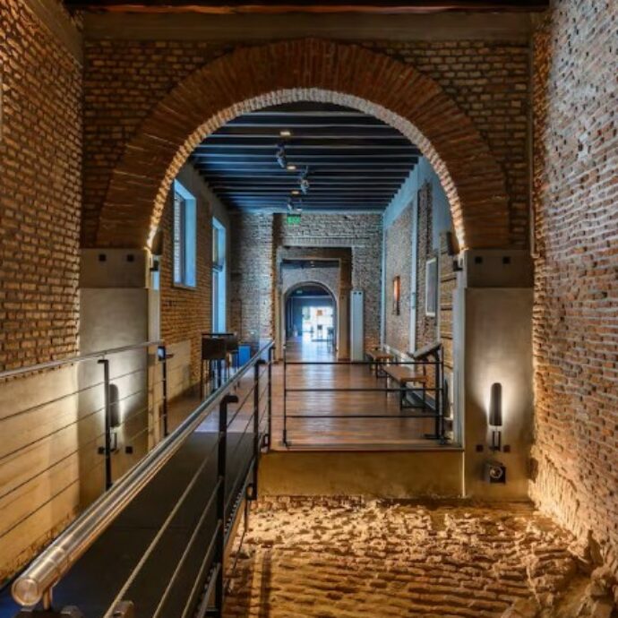 “Sentiva che c’era una storia, già presente, che doveva solo essere scoperta. Avrebbe potuto costruirci un parcheggio. Eppure ha deciso di creare un museo”: acquista una vecchia casa e trova un dedalo di tunnel sotterranei nascosti sotto