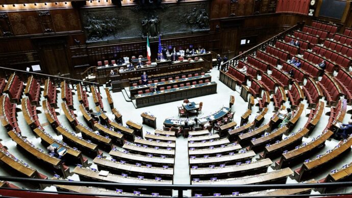 Giorgetti illustra il Documento di finanza pubblica di fronte alla Camera vuota: “Saluto i molti deputati presenti”. Poi lo sfogo: “Non vogliono lavorare”