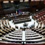 Copertina di Giorgetti illustra il Documento di finanza pubblica di fronte alla Camera vuota: “Saluto i molti deputati presenti”. Poi lo sfogo: “Non vogliono lavorare”