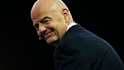 Copertina di “Infantino ha ricevuto un secondo stipendio milionario tenuto segreto dalla Fifa”: la nuova inchiesta del Times e la vita di lusso del capo del pallone a Miami