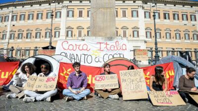 Copertina di Tende a Montecitorio contro affitti e carovita