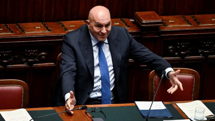 Appalto per lo scudo anti droni, l’imprenditore contro il rivale stimato dal ministro Crosetto: “Mi ha rotto il cazzo lui e i suoi padrini…”