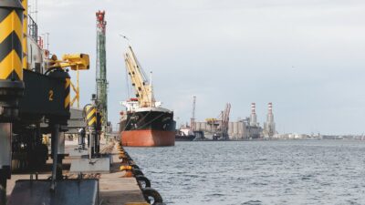 Copertina di Da Trieste in giù: tutte le banchine prestate alla guerra