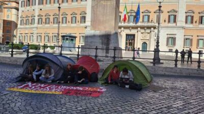 Copertina di Studenti, la protesta delle tende arriva a Montecitorio: “Assurdo chiederci di scegliere tra affitto e studio”