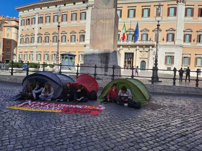 studenti la protesta delle tende arriva a montecitorio assurdo chiederci di scegliere tra affitto e studio da Ilfattoquotidiano.it studenti la protesta delle tende arriva a montecitorio assurdo chiederci di scegliere tra affitto e studio
