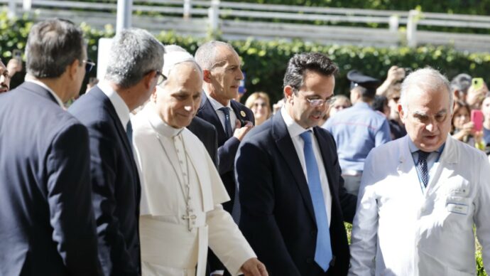 Papa Leone XIV al Gemelli, l’invito alla preghiera, il riserbo e la nomina di due vescovi prima del ricovero, il Vaticano: “Sarà operato oggi”