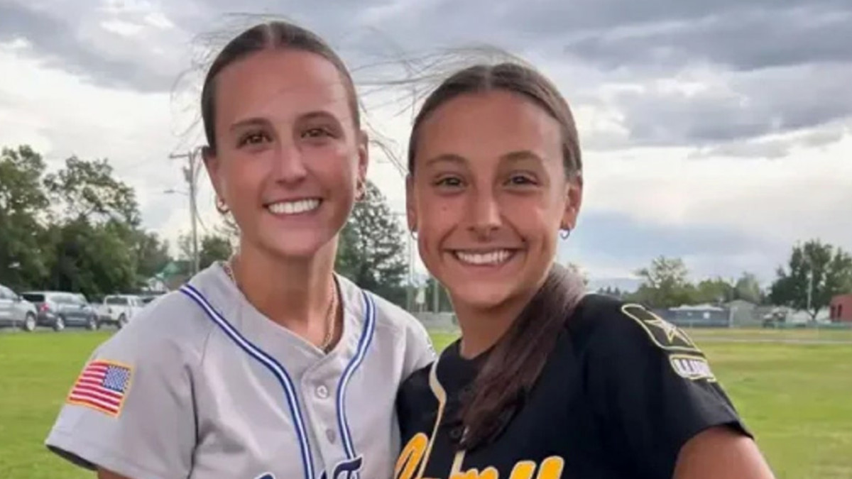 “Sapevo di avere una sorella ma non l’avevo mai incontrata. Poi durante una partita di softball una compagna mi ha indicato un’avversaria identica a me”: la storia di Samantha Rensvold