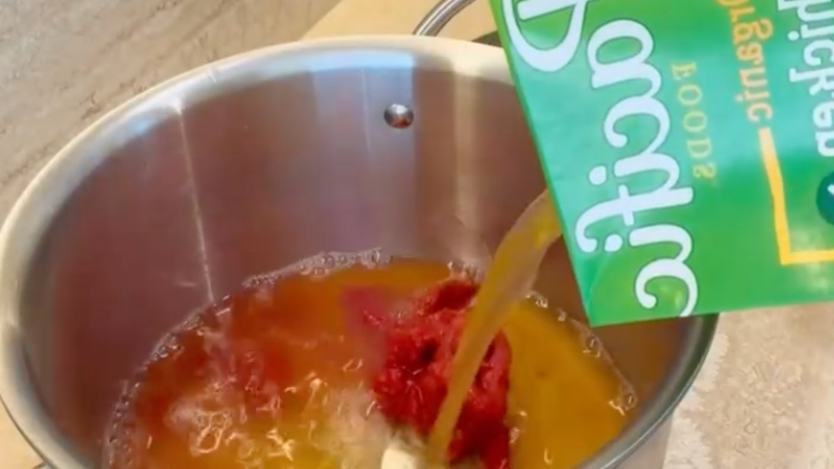gli spaghetti all8217assassina sono una ricetta barese e lui li ha fatti benino quindi tacete il piatto cucinato da brooklyn beckham attira molti commenti negativi ma c8217232 chi lo difende 8211 video da Ilfattoquotidiano.it gli spaghetti all8217assassina sono una ricetta barese e lui li ha fatti benino quindi tacete il piatto cucinato da brooklyn beckham attira molti commenti negativi ma c8217232 chi lo difende 8211 video