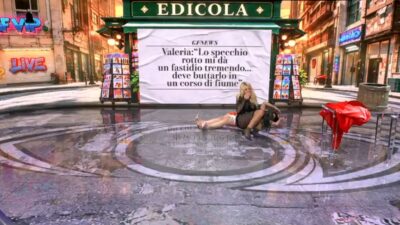 Copertina di “Mi ha dato una testata in faccia, ho bisogno di un medico. Sto sanguinando”: rovinosa caduta al “Grande Fratello Vip” per Valeria Marini e Carmen Di Pietro