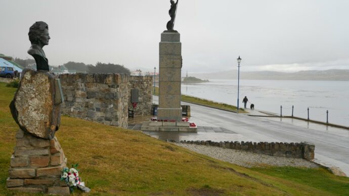 Il Regno Unito teme un attacco dall’Argentina: esercitazioni dei soldati britannici per la riconquista delle Falkland dopo le parole di Milei