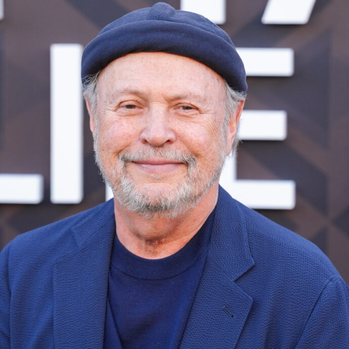 “L’incendio del 2025 ha bruciato la mia casa. Un vicino in lacrime ci ha avvisato che non c’era più nulla. C’è stata una cosa che mi ha salvato in quel momento”: parla Billy Crystal