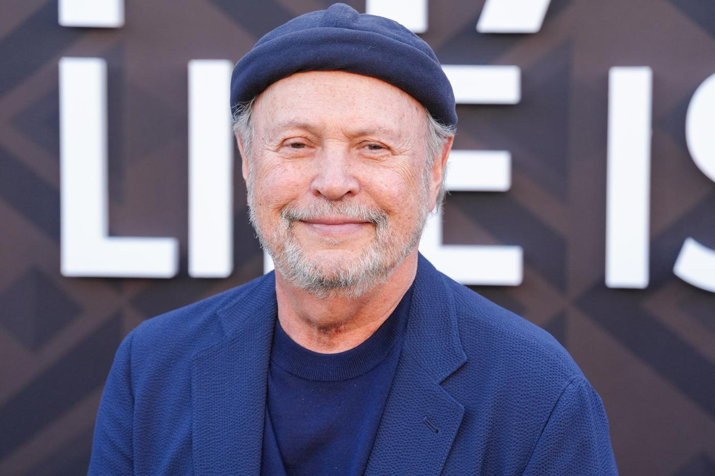 “L’incendio del 2025 ha bruciato la mia casa. Un vicino in lacrime ci ha avvisato che non c’era più nulla. C’è stata una cosa che mi ha salvato in quel momento”: parla Billy Crystal