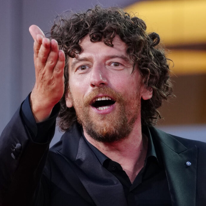 “Le figure maschili che ho avuto intorno erano tremendi. Fenomeni per razzismo, omofobia. Terapia, educatori e teatro mi hanno aiutato a non essere un maschio tossico”: così Maurizio Lastrico