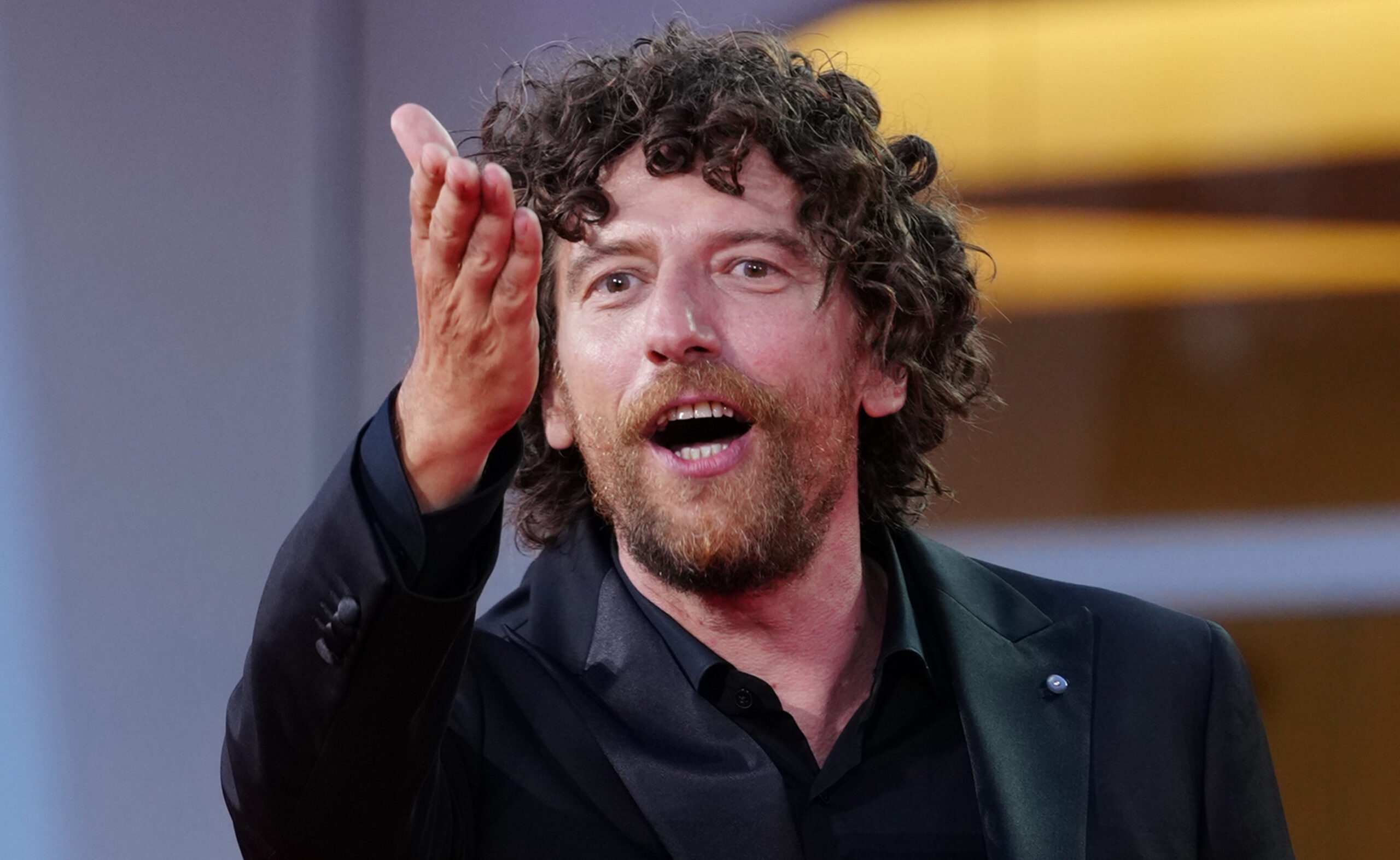 “Le figure maschili che ho avuto intorno erano tremendi. Fenomeni per razzismo, omofobia. Terapia, educatori e teatro mi hanno aiutato a non essere un maschio tossico”: così Maurizio Lastrico