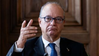 Copertina di Il futuro non si arma, si insegna – Le storie dei docenti in Italia: “Così umiliati da non avere la forza di reagire”. “Ho chiesto un prestito in banca per il dentista”