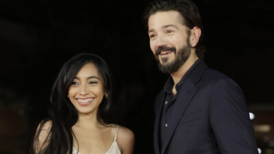 Copertina di “Ho perso mamma a 2 anni e ci sto ancora facendo i conti. Le politiche di migrazione di Trump? Ignoranza, violenza e odio divampano come fuoco”: così Diego Luna