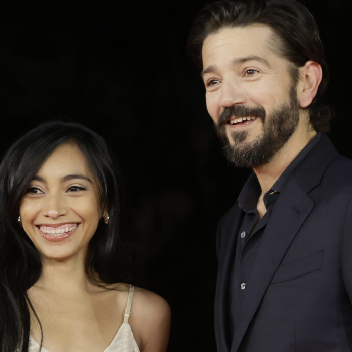 “Ho perso mamma a 2 anni e ci sto ancora facendo i conti. Le politiche di migrazione di Trump? Ignoranza, violenza e odio divampano come fuoco”: così Diego Luna