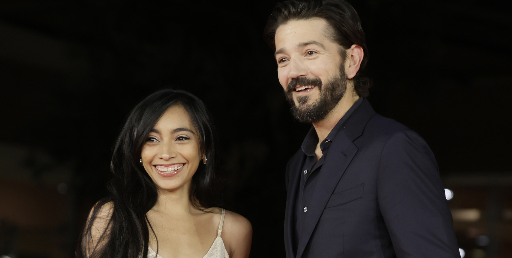 “Ho perso mamma a 2 anni e ci sto ancora facendo i conti. Le politiche di migrazione di Trump? Ignoranza, violenza e odio divampano come fuoco”: così Diego Luna