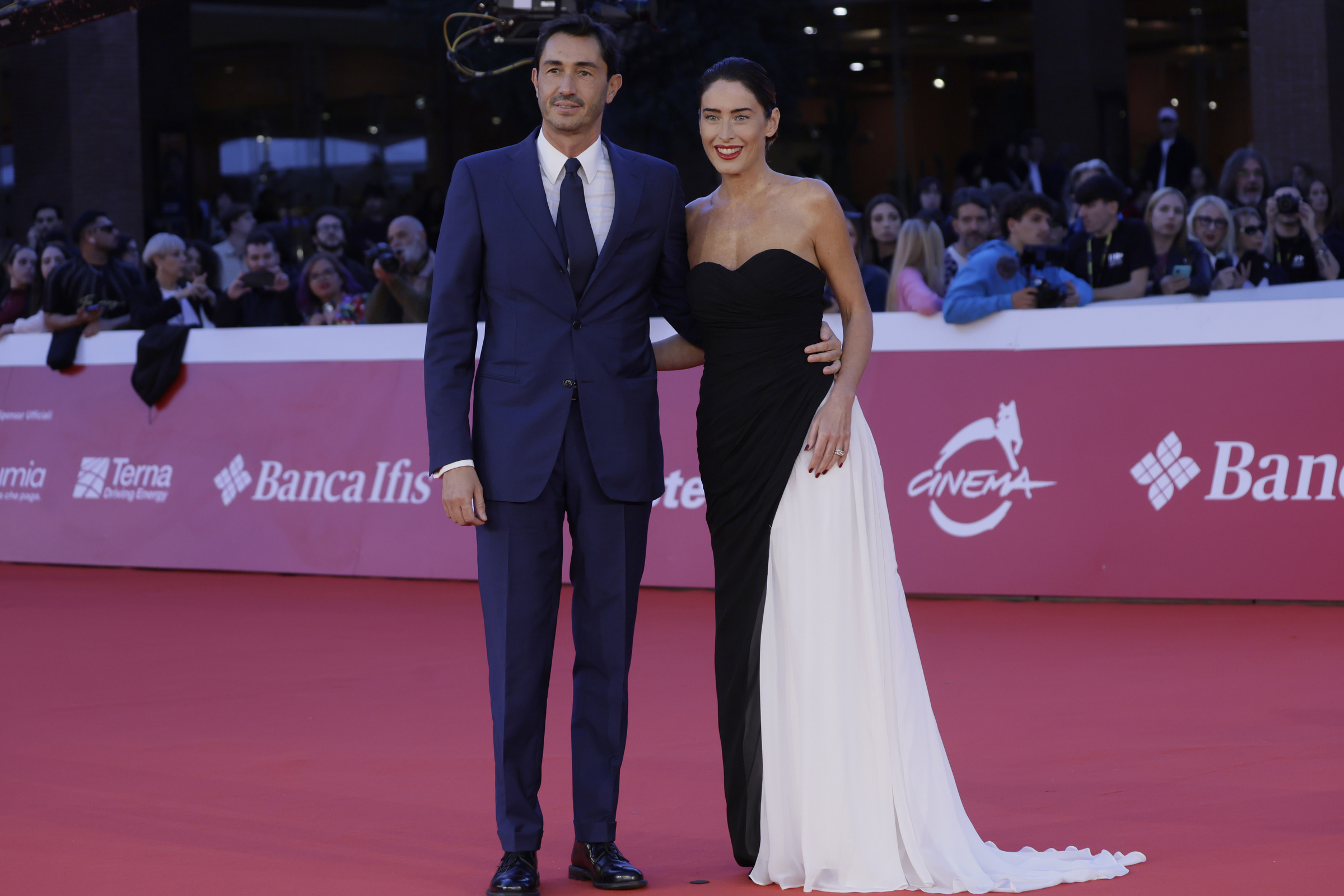 Maria Elena Boschi con il nuovo fidanzato Roberto Vaccarella sul red carpet della Festa del Cinema di Roma: è la prima uscita ufficiale dopo quasi un anno dall’inizio della loro relazione