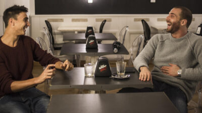 Copertina di “Abbiamo perso la sacralità dell’incontro”: cos’è la Bussola, il rituale di tendenza che invita a trascorrere un weekend con un amico per parlare di paure, fallimenti e scelte di vita