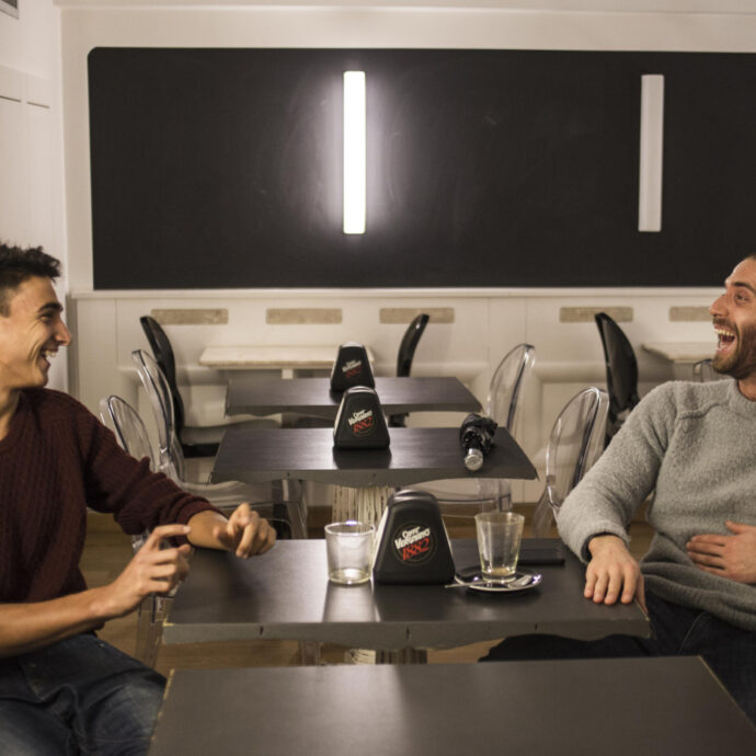 “Abbiamo perso la sacralità dell’incontro”: cos’è la Bussola, il rituale di tendenza che invita a trascorrere un weekend con un amico per parlare di paure, fallimenti e scelte di vita